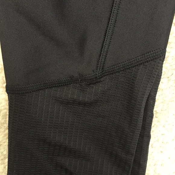 UNDER ARMOUR Compression Colorblock Capri Leggings - Picture 8 of 8